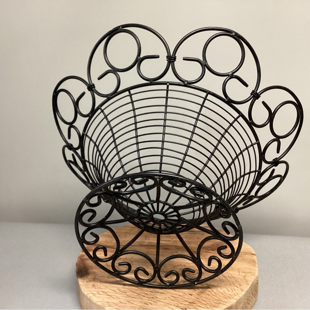 Fruit Bowl - Bread Basket - Heavy Metal Wire Type Design - Excellent Condition - Picture 4 of 9